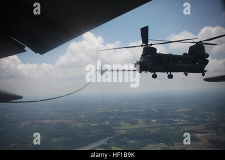 Ein CH-47 Chinook-Hubschrauber der Armee 160th Special Operations Aviation Regiment erhält Kraftstoff von einem Marine-KC-130T. Marine Aerial auftankenden Transport-Geschwader 234, Marine Aircraft Gruppe 41, 4. Marine Aircraft Wing, Brennstoffe Flugzeuge am Himmel während einer Mission Air Refueling (HAAR) in der Nähe von Fort Campbell, Kentucky 19.Juni. Die KC-130T wurde von VMGR-234 befehlshabender Offizier, Lieutenant Colonel Patrick Tiernan geflogen. (Offizielle Marinekorps Foto von Lance Cpl. Kirstin L. Henning) C-130 Marines zur Durchführung von Missionen aus italienischen Air Station 130619-M-ES819-001 Stockfoto