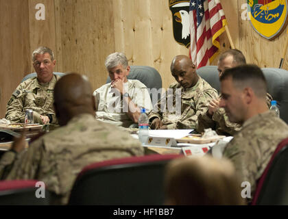 US-Armee Generalmajor James C. McConville, links, Kommandierender general der Combined Joint Task Force, Regional Command-Ost und 101. US-Luftlandedivision, Secretary Of The Army John McHugh und Major General Ronald Lewis, stellvertretender Kommandierender general für Unterstützung, 101st Airborne. Div., Oberstleutnant Monte Rone anhören, Vordergrund, der Kommandeur der 2. Bataillon, 12. Kavallerie-Regiment, 4th Brigade Combat Team, 1. Kavallerie-Division, während kurzer Befehl statt auf Forward Operating Base Gamberi, Provinz Laghman, Afghanistan, 20. Juni 2013. (US Armee-Foto von Staff Sgt. Richard Andrade/freigegeben) Sekretär des Stockfoto