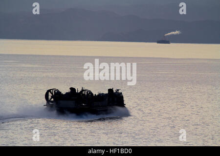 Ein Landungsboot liefert Luftpolster-Schiff, die USS Kearsarge (LHD-3) zugewiesen Geräte und Fahrzeuge an das Schiff nach Abschluss der Übung Eager Lion, in den Golf von Aqaba, Jordanien, 22. Juni 2013. Übung Eager Lion 2013 ist eine jährliche, multinationale Übung entwickelt, um zu militärischer Beziehungen stärken und verbessern die Sicherheit und Stabilität in der Region durch die Reaktion auf Moderntag Sicherheitsszenarien. Die 26. MEU ist eine Marine Air-Ground Task Force Forawrd bereitgestellt, in die USA an Bord der Kearsarge amphibische bereit Gruppe als eine seegestützte 5. Flotte Aufgabengebiet Stockfoto