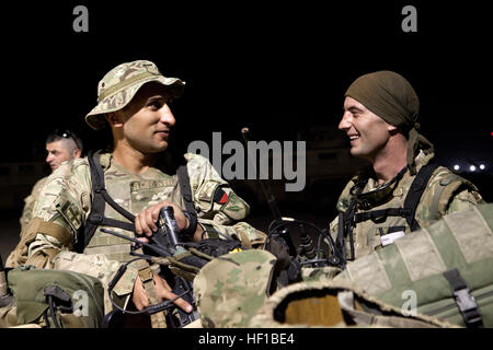 Georgische Soldaten zugewiesen, 33. Infanterie-Bataillon Licht sprechen und lachen vor der Durchführung der Operation Northern Lion auf Camp Leatherneck, Provinz Helmand, Afghanistan, 24. Juni 2013. Nördlichen Löwe war ein Georgisch-geführten Operation durchgeführt, um die Aufständischen zu verhindern, eine Präsenz von Sicherheitskräften zu etablieren und menschlichen Intelligenz im Bereich zu sammeln. (Foto: U.S. Marine Corps CPL. Alejandro Pena/freigegeben) Koalitionstruppen vorbereiten Operation Northern Lion 05 Stockfoto