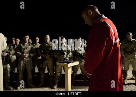 Georgische Soldaten der 33. Licht-Infanterie-Bataillon zugeordnet Teilnahme an einer religiösen Zeremonie vor der Durchführung der Operation Northern Lion auf Camp Leatherneck, Provinz Helmand, Afghanistan, 24. Juni 2013. Nördlichen Löwe war ein Georgisch-geführten Operation durchgeführt, um die Aufständischen zu verhindern, eine Präsenz von Sicherheitskräften zu etablieren und menschlichen Intelligenz im Bereich zu sammeln. (Foto: U.S. Marine Corps CPL. Alejandro Pena/freigegeben) Koalitionstruppen vorbereiten Operation Northern Lion 18 Stockfoto