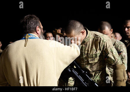 Georgische Soldaten der 33. Licht-Infanterie-Bataillon zugeordnet Teilnahme an einer religiösen Zeremonie vor der Durchführung der Operation Northern Lion auf Camp Leatherneck, Provinz Helmand, Afghanistan, 24. Juni 2013. Nördlichen Löwe war ein Georgisch-geführten Operation durchgeführt, um die Aufständischen zu verhindern, eine Präsenz von Sicherheitskräften zu etablieren und menschlichen Intelligenz im Bereich zu sammeln. (Foto: U.S. Marine Corps CPL. Alejandro Pena/freigegeben) Koalitionstruppen bereiten Sie für die Operation Northern Lion 27 Stockfoto