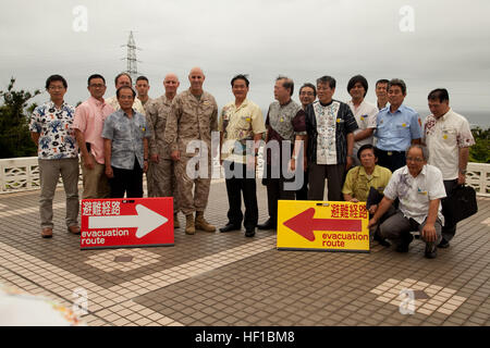 Ginowan Stadt und Marine Corps Air Station Futenma Beamten posieren für ein Foto neben Evakuierung Route 26 Juni auf MCAS Futenma. Die Staats-und Regierungschefs trafen sich um ein bilaterales Abkommen Angabe Verfahren zum Evakuieren von Okinawa Bewohner durch die Air Station im Falle einer Naturkatastrophe zu unterzeichnen. Die Verfahren setzen auch den Grundstein für zukünftige Evakuierung Bohrer an Bord der Air Station. (Foto: U.S. Marine Corps Lance Cpl. Elizabeth A. Case/freigegeben) Ginowan, Futenma Beamten unterzeichnen Vereinbarung Angabe Katastrophe Bereitschaft Verfahren 130626-M-CU214-100 Stockfoto