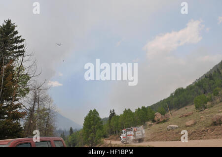 Feuerwehrleute des US Forest Service und Mitarbeiter der Colorado National Guard unterstützen Unterdrückungsoperationen für den West Fork Complex Brand im Rio Grande National Forest, einschließlich Wassertropfen, Kartierung und Strukturschutz. Stockfoto