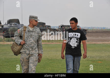 Mitarbeiter der Nationalgarde der Colorado Army bieten einem lokalen Studenten eine Führung durch ein Basislager bei Operationen zur Unterstützung des West Fork Complex-Feuers im Rio Grande National Forest, Colorado. Stockfoto