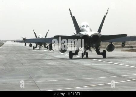 070426-M-7404B-062 AL ASAD AIR BASE, Irak (26. April 2007) - zwei F/A-18 Hornets D mit Marine alle Wetter Fighter Attack Squadron (VMFA) 121-Taxi für eine Mission auf Al Asad Air Base zu starten. VMFA-121 bereitgestellt wird als Teil der Multi National Kräfte-West zur Unterstützung der globalen Krieg gegen den Terrorismus in der Al Anbar Provinz Irak, die irakischen Sicherheitskräfte zu entwickeln. US Marine Corps Foto von CPL. Sheila M. Brooks (freigegeben) US Navy 070426-M-7404B-062 zwei F-A-18 D Hornissen mit Marine alle Wetter Fighter Attack Squadron (VMFA) 121-Taxi für eine Mission auf Al Asad Air Base starten Stockfoto