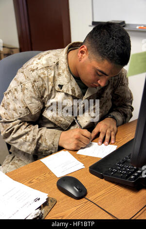 Marine Corps CPL. Mark Daoud, der Assistent Facilities Manager für das gemeinsame Task Force Direktion Logistik-Gehäuse-Team bereitet und Bewertungen Arbeit Anfrage Bestellformulare, 1. Juli 2013 am US Naval Station Guantanamo Bay auf Kuba. Daoud, ein Twin Lakes, Wisconsin. Native, arbeitet mit dem Gehäuse Personal Gehäuse Essentials mehr als 1.700 Joint Task Force Guantanamo Bay Personal anzubieten. (Armee Nationalgarde Foto von Sgt. Cassandra Monroe/120. Public Affairs Abteilung/JTF-GTMO Public Affairs) Marine Corpsman unterstützt mit Gehäuse Bemühungen bei GTMO 130701-Z-FT114-003 Stockfoto