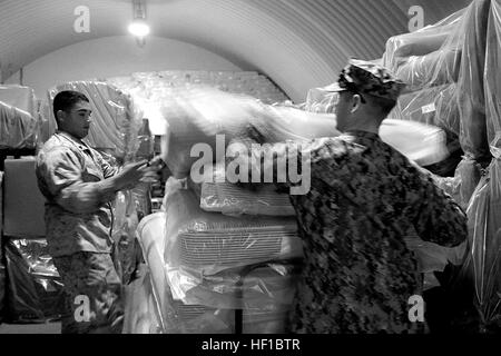 Marine Corps CPL. Mark Daoud, der Assistent Facilities Manager für das gemeinsame Task Force Direktion Logistik-Gehäuse-Team unterstützt eine Marine-Sanitätern mit schweren Matratzen in einem Gehäuse Lager, 1. Juli 2013 am US Naval Station Guantanamo Bay auf Kuba. Daoud, ein Twin Lakes, Wisconsin. Native, arbeitet mit dem Gehäuse Personal Gehäuse Essentials mehr als 1.700 Joint Task Force Guantanamo Bay Personal anzubieten. (Army National Guard Foto Illustration von Sgt. Cassandra Monroe/120. Public Affairs Abteilung/JTF-GTMO Public Affairs) Marine Corpsman unterstützt Bemühungen um GTMO 130701 Gehäuse-Z-FT114 - Stockfoto