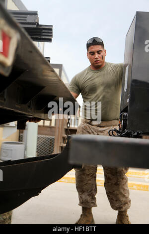 Marine Corps CPL. Mark Daoud, der Assistent Facilities Manager für das gemeinsame Task Force Direktion Logistik-Gehäuse-Team sieht über Ausrüstung auf seinem Tieflader 1. Juli 2013 am US Naval Station Guantanamo Bay, Kuba aufgehoben wird. Daoud, ein Twin Lakes, Wisconsin. Native, arbeitet mit dem Gehäuse Personal Gehäuse Essentials mehr als 1.700 Joint Task Force Guantanamo Bay Personal anzubieten. (Armee Nationalgarde Foto von Sgt. Cassandra Monroe/120. Public Affairs Abteilung/JTF-GTMO Public Affairs) Marine Corpsman unterstützt mit Gehäuse Bemühungen bei GTMO 130701-Z-FT114-004 Stockfoto