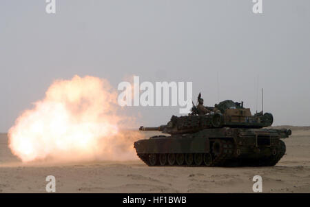 070427-M-2740R-162 CAMP UDAIRI, Kuwait (27. April 2007) - ein M-1A1 Abrams Kampfpanzer aus Tank Platoon, Battalion Landing Team 2/2, 26. Marine Expeditionary Unit, spuckt Feuer, da er sendet ein 120 mm Schale boomt Reihe während live-Heißausbildung im Udairi Bereich. US Marine Corps Foto von CPL. Jeremy Ross (freigegeben) US Navy 070427-M-2740R-162 eine M-1A1 Abrams Main Battle Tank aus Tank Platoon, Battalion Landing Team 2-2, 26. Marine Expeditionary Unit Stockfoto