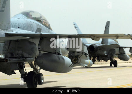 070428-M-7404B-042 Al Anbar, Irak (28. April 2007) - zwei F/A-18 D Hornissen mit Marine alle Wetter Fighter Attack Squadron (VMFA) 121 Taxi am Al Asad Air Base, Irak, nach der Rückkehr von einer Mission. VMFA-121 bereitgestellt wird als Teil der Multi National Kräfte-West zur Unterstützung der globalen Krieg gegen den Terrorismus in der Al Anbar Provinz Irak, die irakischen Sicherheitskräfte zu entwickeln. US Marine Corps Foto von CPL. Sheila M. Brooks (freigegeben) US Navy 070428-M-7404B-042 zwei F-A-18 D Hornissen mit Marine alle Wetter Fighter Attack Squadron (VMFA) 121 taxi auf Al Asad Air Base, Irak, nach der Rückkehr von einer mission Stockfoto