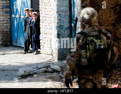 Ein US-Soldat mit 2. Bataillon, 506. Infanterieregiment, 4th Brigade Combat Team, 101st Airborne Division (Air Assault), führt eine Patrouille mit afghanischen Uniformierte Polizei in der Nähe von Forward Operating Base Salerno in Khost Provinz, Afghanistan, 4. Juli 2013.  (US Army National Guard Foto von Sgt. Joshua S. Edwards/freigegeben) 4 Juli Patrouille 130704-Z-GZ125-011 Stockfoto