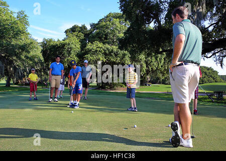 Kinder, die im Jahr 2013 Junior Golf Camp teilnehmen Praxis gefährden die Legenden auf Parris Island Golf Course an Bord Marine Corps zu rekrutieren Depot Parris Island, Juli 9. Junior Golf Camps statt auf Legenden Golfplatz 130709-M-YE163-001 Stockfoto