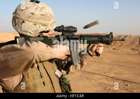 CAMP KOREA Dorf, Irak (15. Mai 2007) - Sergeant Christopher L. Mc Cabe feuert sein Gewehr während monatliche Bandbreite Ausbildung hier 15 Mai.  Die Marines und Matrosen der Abteilung 1, Combat Logistik-Bataillon 2, 2. Marine Logistics Group (vorwärts), bieten Notwendigkeiten und Dienstleistungen Koalition Kräfte auf dem Gebiet der Operationen.  MC Cabe, Bellaire, Ohio, heimisch, ist der Mitarbeiter Unteroffizier-in-Charge des Abschnitts Wartung, Det 1, CLB-2, 2. MLG (Fwd).  (Foto: U.S. Marine Corps CPL. Thomas J. Griffith) US Marine M16A4 Rifle ACOG Stockfoto