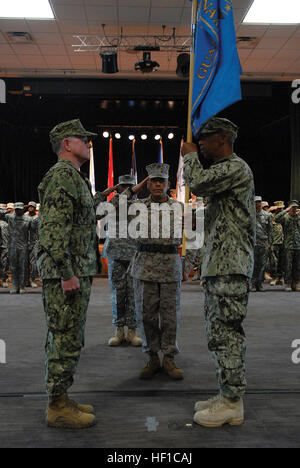 Scheidenden Kommandeur, Navy Rear Admiral John W. Smith, scheidenden Kommandeur der Joint Task Force Guantanamo direkt, bereitet sich auf Befehl Navy Rear Admiral Richard Butler, als senior eingetragenen Führer JTF-GTMO, Marine Corps Sgt. Major Juan Hidalgo übergeben macht 16. Juli 2013, am US Naval Station Guantanamo Bay, Kuba begrüssen. Smith diente als JTF-GTMO Kommandant ca. 13 Monate und wird Berichten zu seinem nächsten Dienstort als Kommandant der Joint Forces Staff College in Norfolk, Virginia (Nationalgarde Foto von Sgt. Darron Salzer, 120. Public Affairs Abteilung/JTF-GTMO Public Affairs) JTF welc Stockfoto