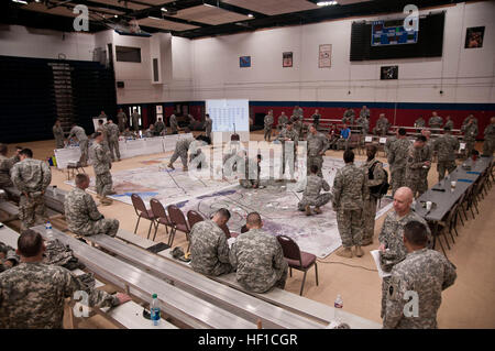 Soldaten aus der 36. Infanteriedivision sammeln von einer Karte für ein Briefing in Vorbereitung auf einen simulierten Angriff Luftbetrieb während Warfighter 15-05 in Fort Hood, Texas, 2. Juni 2015. Der California Army National Guard 40. Combat Aviation Brigade nahm an der Warfighter Übung in Vorbereitung für den geplanten Einsatz nach Kuwait noch in diesem Jahr. (US Army National Guard Foto von Sgt. Ian M. Kummer/veröffentlicht) 40. CAB Soldaten bereiten für die Bereitstellung 150602-Z-JK353-001 Stockfoto