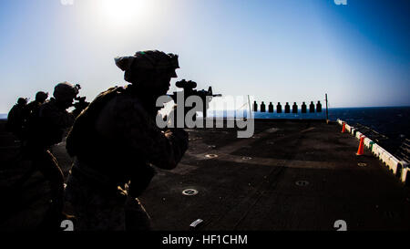 US-Marines zugewiesen Scout Sniper Platoon, Battalion Landing Team 3/2, 26. Marine Expeditionary Unit (MEU), führen eine M4 Carbine-live-Feuer-Übung auf dem Flugdeck der USS Kearsarge, am Meer, 18. Juli 2013. Die 26. MEU ist eine Marine Air-Ground Task Force vorwärts in den USA bereitgestellt 5. Flotte Aufgabengebiet an Bord der Kearsarge amphibische bereit Gruppe als eine seegestützte, expeditionary Krisenreaktion Kraft fähig amphibische Operationen über das gesamte Spektrum der militärischen Operationen durchführen. (U.S. Marine Corps Foto von Sgt. Christopher Q. Stone, 26. MEU bekämpfen Kamera/R Stockfoto