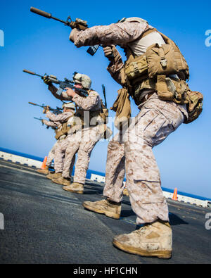 US-Marines zugewiesen Scout Sniper Platoon, Battalion Landing Team 3/2, 26. Marine Expeditionary Unit (MEU), führen eine M4 Carbine-live-Feuer-Übung auf dem Flugdeck der USS Kearsarge, am Meer, 18. Juli 2013. Die 26. MEU ist eine Marine Air-Ground Task Force vorwärts in den USA bereitgestellt 5. Flotte Aufgabengebiet an Bord der Kearsarge amphibische bereit Gruppe als eine seegestützte, expeditionary Krisenreaktion Kraft fähig amphibische Operationen über das gesamte Spektrum der militärischen Operationen durchführen. (U.S. Marine Corps Foto von Sgt. Christopher Q. Stone, 26. MEU bekämpfen Kamera/R Stockfoto