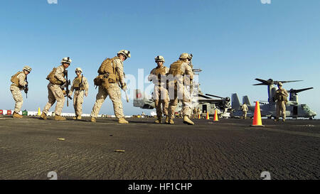 US-Marines zugewiesen Scout Sniper Platoon, Battalion Landing Team 3/2, 26. Marine Expeditionary Unit (MEU), führen eine M4 Carbine-live-Feuer-Übung auf dem Flugdeck der USS Kearsarge, am Meer, 18. Juli 2013. Die 26. MEU ist eine Marine Air-Ground Task Force vorwärts in den USA bereitgestellt 5. Flotte Aufgabengebiet an Bord der Kearsarge amphibische bereit Gruppe als eine seegestützte, expeditionary Krisenreaktion Kraft fähig amphibische Operationen über das gesamte Spektrum der militärischen Operationen durchführen. (U.S. Marine Corps Foto von Sgt. Christopher Q. Stone, 26. MEU bekämpfen Kamera/R Stockfoto