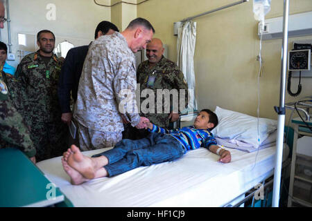 US Marine Corps General Joseph F. Dunford Jr., Kommandeur der International Security Assistance Force besucht ein krankes afghanischen Kind bei einem Besuch in der National Military Hospital in Kabul, Afghanistan. ISAF-Kommandeur besucht die National Military Hospital in Kabul, Afghanistan (Bild 5 von 6) (9401056053) Stockfoto