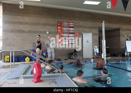 Kol. Willard Buhl, Verwundeten Krieger Regiment befehlshabender Offizier, befasst sich mit der Swim-camp-Teilnehmer am dritten Tag der Verwundeten Krieger Regiment Krieger Athlete Aufarbeitung Programm schwimmen Camp, 18. Juli 2013, an der Verwundeten Krieger Bataillon - West Hoffnung und Care Center an Bord Camp Pendleton, Kalifornien.   Das Schwimmen-Camp ist eine viertägige Trainingslager zur Verfeinerung und Verbesserung der Technik schwimmen, unabhängig von der Spielstärke, für die 18 Verwundeten Krieger-Teilnehmer zur Verfügung zu stellen.  Vier professionelle Swim Trainer stehen zur Verfügung um zu erleichtern, die Schulung und Einweisung auf die Devel gerichteten Stockfoto