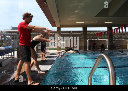 Militärangehörige des Regiments der verwundeten Krieger nehmen am 18. Juli 2013 an einem viertägigen Schwimmlager in Camp Pendleton teil, das sich auf die Verbesserung der Schwimmtechnik und der körperlichen Rehabilitation von verletzten Soldaten konzentriert. Stockfoto