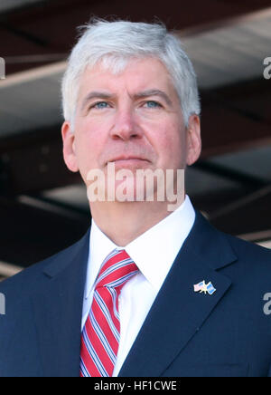 Michigan Gouverneur Rick Snyder und Generalmajor Gregory J. Vadnais, Direktor der Abteilung Militär und Veterans Affairs und Generaladjutant des Michigan National Guard überwachen einer Zeremonie zur Feier des 100-jährigen Camp Äsche aufgebaut. (Foto von Spc. Brandon Ames, 126 Press Camp Sitz, Michigan Army National Guard) Rick Snyder in 2013 Stockfoto