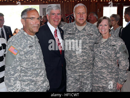 Generalmajor Gregory J. Vadnais, Direktor der Abteilung Militär und Veterans Affairs und Generaladjutant von der Michigan National Guard, Michigan Gouverneur Rick Snyder, Maj gen Martin Umbarger, Generaladjutant der Indiana National Guard Generalmajor Deborah Ashenhurst, Generaladjutant der Ohio National Guard, teilnehmen der Gouverneur Rezeption des Offiziers Club nach dem Pass im Beitrag Zeremonie ,, 20. Juli 2013. Foto von Spc. Seth LaCount, 126-Press Camp Sitz, Michigan Army National Guard. 20130720-A-7752L-003 (9354354648) Stockfoto