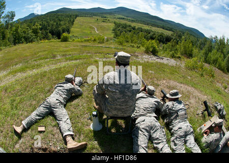 Wählen Sie Soldaten aus Maine und Vermont Army National Guards zusammenarbeiten, während Kader benannt Treffsicherheit School Camp Ethan Allen Schulungsort, VT. Die Soldaten verbrachten zwei Wochen gehen über die Messung von Entfernungen, Berechnung, Höhe und Wind Faktoren, sowohl im Unterricht als auch außerhalb des Klassenzimmers. "Wir beginnen, die grundlegende Kenntnisse in der Klasse," sagte Sgt. 1. Klasse Charles Palmer, senior Instructor mit dem 2. Bataillon der modularen Ausbildung. "Wir coachen sie auf Position, lehrt sie die Tricks des Handels, wie z. B. Wind Faktoren und Schätzung der Palette. Dann fangen wir takin Stockfoto