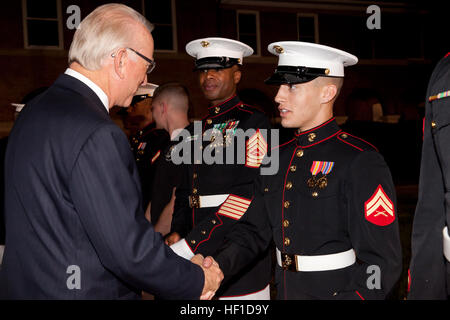 Rep P. Howard McKeon, US Repräsentant des 25. Kongresswahlbezirk Kaliforniens und die Nacht Abend Parade Gast der Ehre, links, grüßt ein Marine-Unteroffizier nach der Abend-Parade an Marine Barracks Washington in Washington, D.C., 26. Juli 2013. Die Abend-Parade, eine Tradition aus dem 5. Juli 1957, wird angeboten, zum Ausdruck bringen, die würde und den stolz, die mehr als zwei Jahrhunderte des Erbes für alle Amerikaner darstellt. (U.S. Marine Corps Foto von Adrian R. Rowan HQMC Bekämpfung der Kamera/freigegeben) Abend-Parade 130726-M-MM982-099 Stockfoto