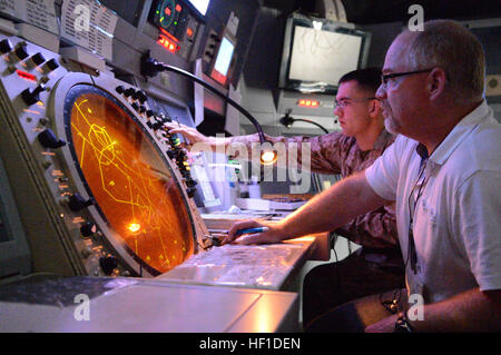 Ein Marine-Fluglotse überwacht den komplexen Luftraumbetrieb in der Marine Corps Air Facility Quantico, einschließlich militärischer Einsatzgebiete, eingeschränktem Luftraum und Luftraum mit Sonderflugregeln, um eine sichere und effiziente Flugkoordination zu gewährleisten. Stockfoto