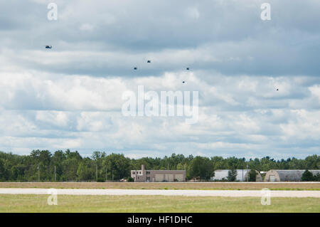 UH - 60M Black Hawks aus 3-238th General Support Aviation Battalion von Grand Ledge, Michigan, auf Äschen Flugplatz, Äsche, Michigan, 3. August 2013 landen. Die 3-238th beteiligt sich Übung Northern Strike 2013, eine gemeinsame multinationale kombinierte Waffen training Übung in Michigan durchgeführt. (U.S. Air National Guard Foto von Master Sergeant Scott Thompson/freigegeben) US-Armee UH - 60M Black Hawk Hubschrauber, das 3. Bataillon, zugewiesen 238. Aviation Regiment bereitet Landung auf Äschen Flugplatz in Grayling, Michigan, 3. August 2013, während Northern Strike 130803-Z-GS745-004 Stockfoto