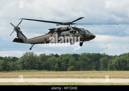 UH - 60M Black Hawks aus 3-238th General Support Aviation Battalion von Grand Ledge, Michigan, auf Äschen Flugplatz, Äsche, Michigan, 3. August 2013 landen. Die 3-238th beteiligt sich Übung Northern Strike 2013, eine gemeinsame multinationale kombinierte Waffen training Übung in Michigan durchgeführt. (U.S. Air National Guard Foto von Master Sergeant Scott Thompson/freigegeben) Ein US-Armee UH - 60M Black Hawk Hubschrauber, das 3. Bataillon, 238. Aviation Regiment zugewiesen bereitet auf Äschen Flugplatz in Grayling, Michigan, 3. August 2013, während Northern Strike 130803-Z-GS745-033 landen Stockfoto