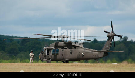 UH - 60M Black Hawks aus 3-238th General Support Aviation Battalion von Grand Ledge, Michigan, auf Äschen Flugplatz, Äsche, Michigan, 3. August 2013 landen. Die 3-238th beteiligt sich Übung Northern Strike 2013, eine gemeinsame multinationale kombinierte Waffen training Übung in Michigan durchgeführt. (U.S. Air National Guard Foto von Master Sergeant Scott Thompson/freigegeben) Ein US-Armee UH - 60M Black Hawk-Hubschrauber zugewiesen, das 3. Bataillon, 238. Aviation Regiment landen auf Äschen Flugplatz in Grayling, Michigan, 3. August 2013, während Northern Strike 130803-Z-GS745-060 Stockfoto