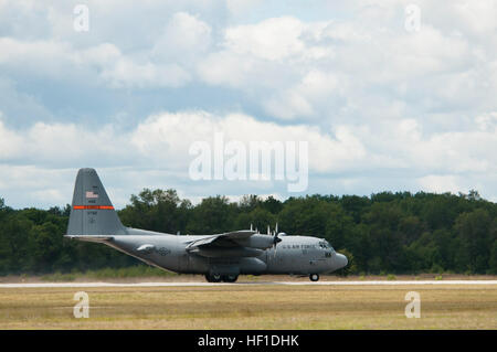 Ein c-130 Hercules aus der 182. Airlift Wing aus Peoria, Illinois, landet auf dem Flugplatz der Äsche, Äsche, Michigan, 3. August 2013. Die 182. partizipiert an Übung Northern Strike 2013, eine gemeinsame multinationale kombinierte Waffen training Übung in Michigan durchgeführt. (U.S. Air National Guard Foto von Master Sergeant Scott Thompson/freigegeben) Eine US Luftwaffe c-130 Hercules-Flugzeuge, 182. Airlift Wing, Illinois Air National Guard zugewiesen landet auf Äschen Flugplatz in Grayling, Michigan, 3. August 2013, während Northern Strike 130803-Z-GS745-100 Stockfoto