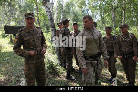 Senior Sergeant ch Batbold, ein Lehrer/Übersetzer für die Khaan Quest 2013 Survival Training und Mitglied der 330 Infanterie-Einheit, mongolischen Streitkräfte liefert Anweisungen während einer Seil-Corral-Demonstration für mongolische Armee Soldaten und US Marinen, 7. August. Khaan Quest ist eine friedenserhaltende Operationen konzentriert, kombinierten Fortbildungsveranstaltung zwischen US Marine Corps Forces Pacific, US Army Pacific und die MAF. MARFORPAC und USARPAC haben ähnlichen Ausbildung mit MAF seit 2003 durchgeführt und diese Übung markiert die 11. Wiederholung von Khaan Quest. Militärisches Personal aus Australien, Kanada, Fr Stockfoto