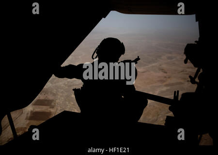 Ein Kanonier späht durch die Hintertür ein MV-22 Osprey während eines Fluges nach Camp Dwyer, Afghanistan, 11. August 2013. Generalmajor Walter Miller, Kommandierender general Regional Command (Südwesten), besuchte Camp Dwyer in einer Schlachtfeld Auflage mit Servicemembers Betrieb an der Basis zu sprechen. Generalmajor Miller besucht Camp Dwyer Truppen 130811-M-ZB219-053 Stockfoto