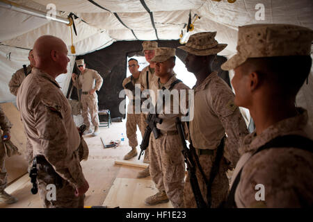 Generalmajor Walter Miller (links), Kommandierender general Regional Command (Südwesten), spricht mit Marines Camp Dwyer, Afghanistan während einer Schlachtfeld Auflage 11. August 2013. Miller besuchte die Truppen zu erhalten ein on-the-Ground Gespür für Bedingungen und mit base Personal persönlich sprechen. Generalmajor Miller besucht Camp Dwyer Truppen 130811-M-ZB219-170 Stockfoto