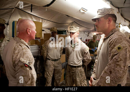 Sgt. Daniel Evans (rechts), trifft ein Portland, Oregon/USA, Native und Food-Service-Spezialist bei Camp Dwyer, Afghanistan, Generalmajor Walter Miller, Kommandierender general Regional Command (Südwesten), während einer Schlachtfeld Auflage 11. August 2013. Miller besuchte die Truppen zu erhalten ein on-the-Ground Gespür für Bedingungen und mit base Personal persönlich sprechen. Generalmajor Miller besucht Camp Dwyer Truppen 130811-M-ZB219-991 Stockfoto