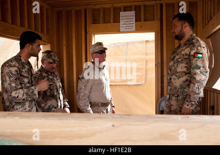 Generalmajor Walter Miller, Kommandierender general Regional Command (Südwesten), spricht mit jordanischen Servicemembers bei Camp Dwyer, Afghanistan, 11. August 2013. Miller besuchte die Truppen zu erhalten ein on-the-Ground Gespür für Bedingungen und mit base Personal persönlich sprechen. Generalmajor Miller besucht Camp Dwyer Truppen 130811-M-ZB219-228 Stockfoto