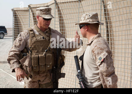 Sgt. Major Paul Berry, Befehl Sergeant-Major des Regional Command (Südwesten), spricht mit Petty Officer 2. Klasse Jeremy Whitaker, ein Cincinnati Native und Corpsman mit Combat Logistik-Regiment 2, RC(SW), während ein Schlachtfeld Umlauf Camp Dwyer, Afghanistan, 11. August 2013. Berry und andere Mitarbeiter des RC(SW) Befehl tourte die Basis um eine on-the-Ground Gespür für Bedingungen und mit Servicemembers persönlich sprechen. Generalmajor Miller besucht Camp Dwyer Truppen 130811-M-ZB219-475 Stockfoto