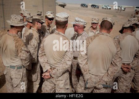 Generalmajor Walter Miller (Mitte), Kommandierender general Regional Command (Südwesten), spricht mit Marines mit Combat Logistik-Regiment 2, RC(SW), an der Stelle des letzten Verbesserung Infrastrukturprojekte im Camp Dwyer, Afghanistan, 11. August 2013. Miller besuchte die Truppen um ein on-the-Ground Gespür für Bedingungen zu erhalten und den letzten Bauprojekte zu inspizieren. Generalmajor Miller besucht Camp Dwyer Truppen 130811-M-ZB219-661 Stockfoto