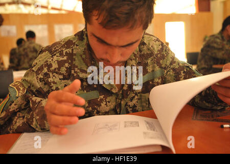 Eine afghanische Armee Artillerie Soldat mit dem 201. Corps schaut Beispiele für Geländeeigenschaften während ein Proficiency Prüfung für vorwärts Beobachter auf Forward Operating Base Gamberi, Aug.12, 2013. Die ANA-Soldaten sind Studenten des Corps-Artillerie-Refresher-Kurs. Die ANA übernahm vor kurzem die Führung in der Ausbildung ihrer Soldaten; Bisher erfolgte dies durch Koalitionstruppen. Alle fünf haben die Prüfung bestanden. Für die Soldaten werden Zusatzausbildung, bevor sie erneut getestet werden. (Foto: US Army National Guard Staff Sgt Jerry Saslav, 129. Mobile Public Affairs Abteilung/freigegeben) TEAC Stockfoto