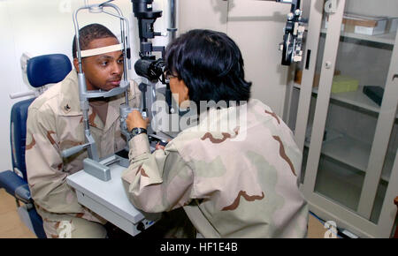 070730-M-0000T-001 CAMP ARIFJAN, Kuwait (30. Juli 2007) CMdR Karen Kato untersucht Petty Officer 2. Klasse Michael Tuck Jr., der Optiker Klinik an Bord der Truppe medizinische Klinik im Camp Arifjan, Kuwait. Kato und Tuck sind Expeditionary Medical Center zugeordnet und nach Kuwait zur Unterstützung der Operation Iraqi Freedom eingesetzt. US Marine Corps Foto von Sgt. 1st Class Paul Tuttle (Released) US Navy 070730-M-0000T-001 Cmdr. Karen Kato untersucht Petty Officer 2. Klasse Michael Tuck Jr., der Optiker Klinik an Bord der Truppe medizinische Klinik im Camp Arifjan, Kuwait Stockfoto