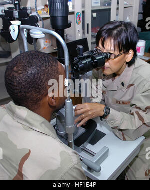 070730-M-0000T-002 CAMP ARIFJAN, Kuwait (30. Juli 2007) CMdR Karen Kato untersucht Petty Officer 2. Klasse Michael Tuck Jr. für Gläser in der Optiker Klinik im Camp Arifjan, Kuwait. Kato und Tuck sind die Expeditionary Medical Command es zugewiesen und nach Kuwait zur Unterstützung der Operation Iraqi Freedom eingesetzt. US Marine Corps Foto von Sgt. 1st Class Paul Tuttle (Released) US Navy 070730-M-0000T-002 Cmdr. Karen Kato untersucht Petty Officer 2. Klasse Michael Tuck Jr. für Gläser in der Optiker Klinik im Camp Arifjan, Kuwait Stockfoto