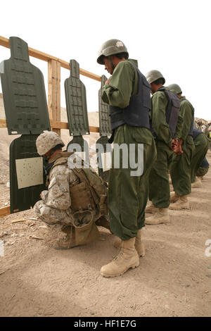 U.S. Marine Corps Instruktoren Kritik die Schuss Gruppierungen des persönlichen Security Force Rekruten auf der Range Bonelli am 4. August zum Camp Fallujah, Irak. Marines mit persönlichen Sicherheits-Team trainieren irakische Zivilisten Sicherheit Kontrolle Einstiegspunkte und Sicherheitskontrollen, Oalition Kräfte mit ihren Aufgaben zu unterstützen. Marines Traing Iraker in Treffsicherheit DVIDS57106 Stockfoto