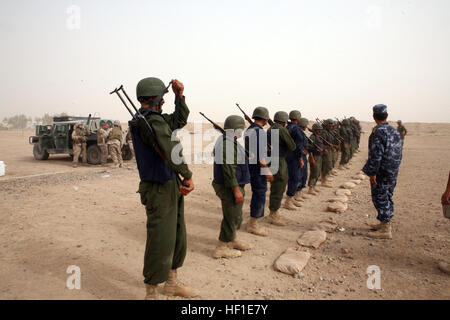 Persönliche Sicherheitskraft Rekruten erhalten Unterricht vor der nächsten Zielübungen mit AK-47 auf 4. August am Camp Fallujah, Irak. Marines mit persönlichen Sicherheits-Team trainieren irakische Zivilisten Sicherheit Kontrolle Einstiegspunkte und Sicherheitskontrollen, Koalitionstruppen mit ihren Aufgaben zu unterstützen. Marines Traing Iraker in Treffsicherheit DVIDS57110 Stockfoto