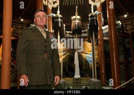 US Marine Generalleutnant Terry G. Robling, Commander, US Marine Corps Forces Pacific steht vor der mongolischen schwarz-Banner aus der Ära des Chinggis Khaan an das Ministry of Defense in Ulaanbaatar, Mongolei am 15. August 2013. Khaan Quest ist eine jährliche multinationalen Übung gesponsert von den Vereinigten Staaten und der Mongolei, und es soll die Kapazitäten der USA, mongolischen und anderen Nationen Kräfte in internationalen Friedenseinsätzen. (Foto: U.S. Marine Corps CPL Robert Bush) US Marine Lt Gen Terry G Robling Kommandeur US Marine Corps Forces Pacific steht vor der Mo Stockfoto