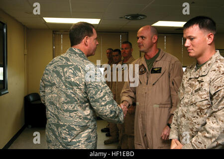 US Air Force Major General James B. Hecker, präsentiert links, eine Münze zu US Marine Corps Capt Travis K. Pugh 15. Aug. im Marine Corps Air Station Futenma. Marines mit Marine Medium Helicopter Squadron 262 präsentierten die Münzen nach dem Löschen eines Brandes aus einer Air Force HH - 60G Pave Hawk-Hubschrauber, der während einer Trainingsmission 5. August im Bereich zentralen Ausbildung auf Okinawa abgestürzt. "Wenn wir Hilfe brauchten, die Marines es waren für uns", sagte Hecker, des Kommandierenden Generals des 18. Flügels. Pugh ist der Luft Frames Verhandlungsleiter mit HMM-262, Marine Aircraft Gruppe 36, 1. Marine Stockfoto