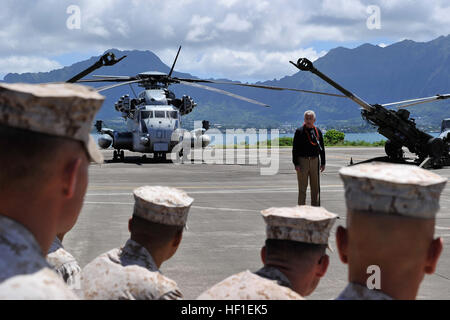 Verteidigungsminister Chuck Hagel richtet sich Marines und Matrosen Marine Corps Air Station Kaneohe Bay, Hi., Donnerstag, 22 August. Hagel nahm sich die Zeit zu der Menge Bedenken, bevor Sie zu Brunei, Indonesien und Malaysia. (Department of Defense Foto von US Navy Petty Officer 1st Class Cynthia Clark/freigegeben) Verteidigungsminister besucht Marines im Marine Corps Air Station Kaneohe Bay auf Hawaii 130822-M-PJ759-062 Stockfoto